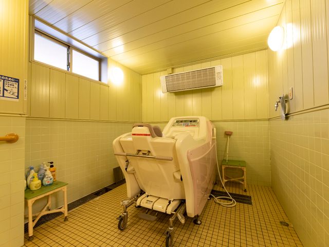 清潔感のある明るい浴室 機械浴 清潔で広々とした浴室が整備されており、利用者の方々の快適な入浴を支援します。安全に配慮した設備が備えられています。