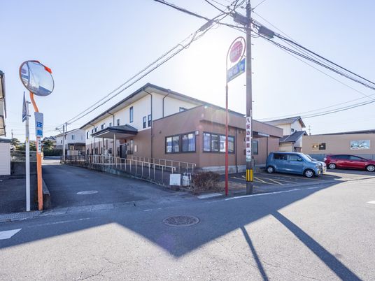 駐車場のある外観