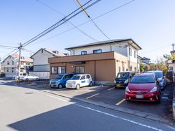 駐車場のある建物外観