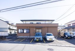 駐車場と入口の外観