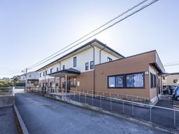 横に伸びる建物外観