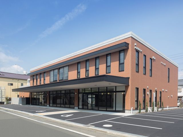 モダンな建物の外観 外観 広々とした駐車スペースがあり、アクセスしやすい環境です。モダンで落ち着いたデザインの建物です。