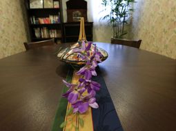 飾りつけたテーブルと背景の棚