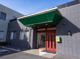 入口のクリアな外観