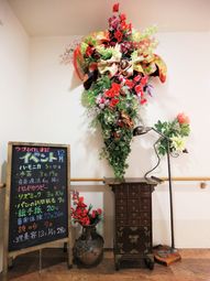 飾りと案内板のある空間