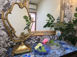 装飾的な鏡と植物