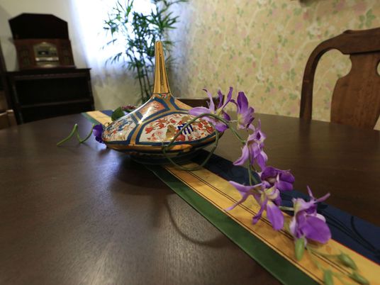 装飾品と花のあるテーブル