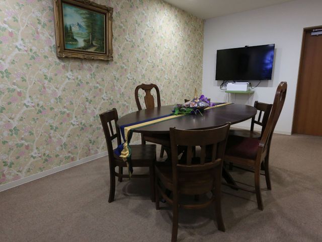 居心地の良いダイニング 談話室 壁に絵画が飾られたダイニングルームです。大きなテーブルが中心にあり、ゆったりとした食事時間を過ごせそうです。