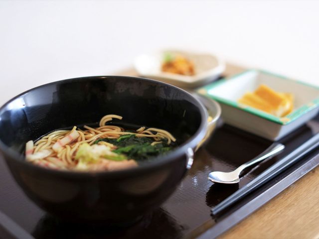 和風の食事風景 食事 栄養バランスを考慮した和食の一例です。麺類と付け合わせ、みんなで楽しむ食時のひとときを大切にしています。