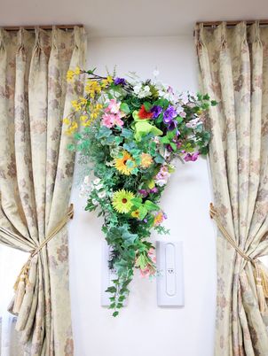 壁に取り付けられた花飾り