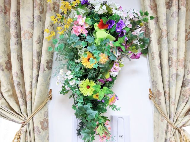 壁に取り付けられた花飾り 掲示物 カラフルな花々に囲まれた空間は、訪れるたびに心が和む配慮が施されています。