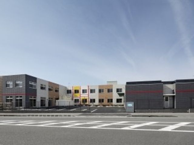 施設の外観 外観   シンプルなデザインの建物が並ぶ外観です。駐車スペースも見え、来訪時の動線をイメージしやすいです。