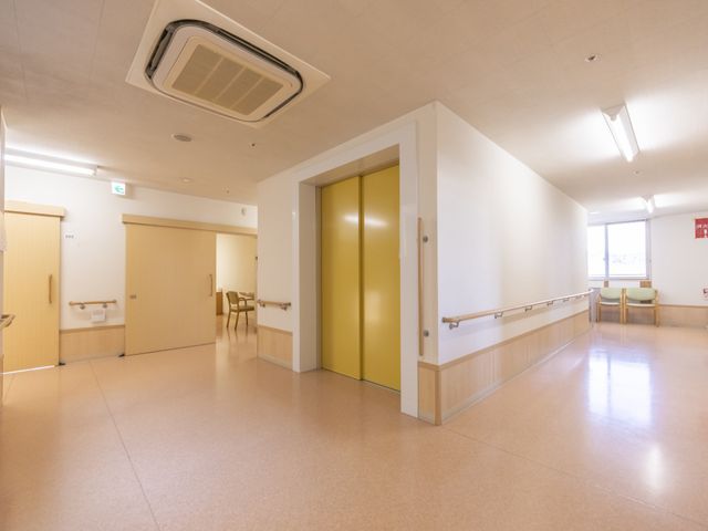 ゆとりのエレベーター エレベーター ゆったりとした広さのエレベーターが設置されており、ご高齢の方や車椅子の方も安心して移動できます。