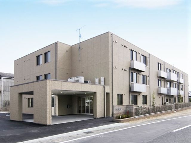 清潔感溢れる建物外観 外観 落ち着いた色合いが特徴の建物は、心地良い環境を提供しています。
