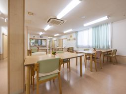 ゆったりした空間の食堂