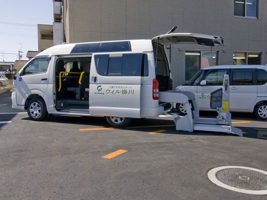 送迎車と昇降装置の外観  
