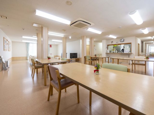 広々としたダイニング ダイニングルーム 広く明るいダイニングルームが配されており、清潔感のあるテーブルには花が飾られ、穏やかな時間を過ごせそうです。