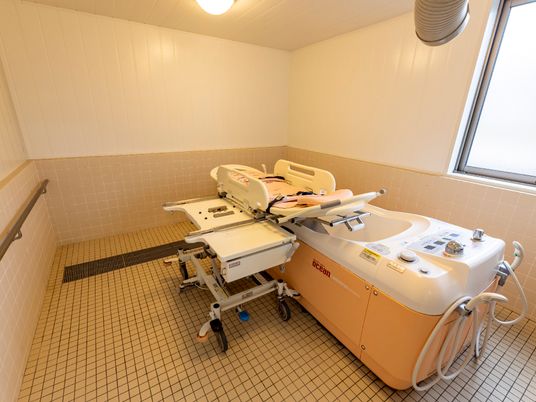 浴室の設備と光