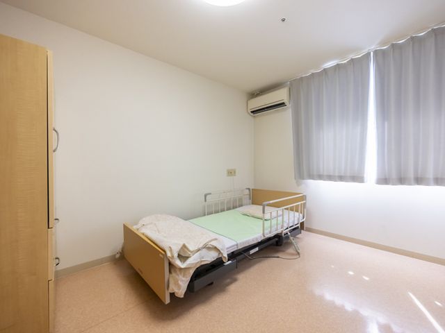 居室の明るい空間 居室 広々とした清潔感あふれる個室で、落ち着いた雰囲気です。窓からの自然光が心地よい空間を演出しています。