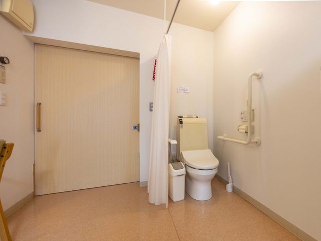 ゆったりとしたトイレ トイレ 手すりの備わった清潔で安全なトイレ空間です。足元にも配慮しており、安心してお使いいただけます。