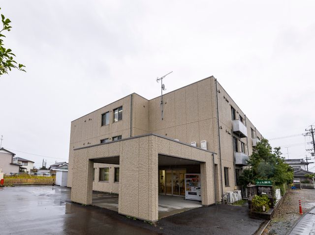 明るい外観の建物 外観 広々としたアクセスの良い入口が迎え入れます。雨の日でも濡れずに出入り可能です。