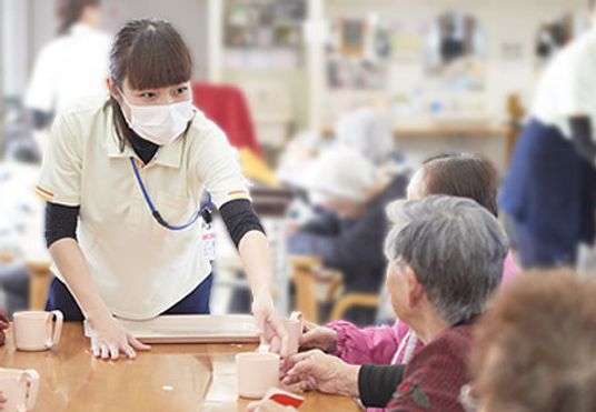 交流中のスタッフと入居者