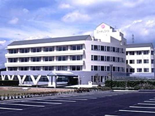 白い建物の外観  