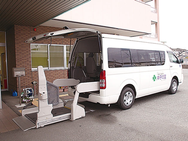 送迎車の様子 外観 送迎車のリフト付きで、移動がより便利になります。要介護者の安心の足となります。
