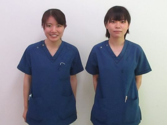 青い制服のスタッフ  
