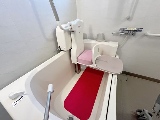 入浴用の設備が整った浴室