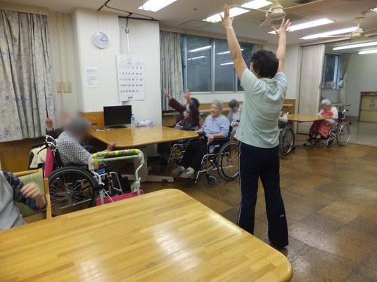 運動を楽しむ人々の部屋