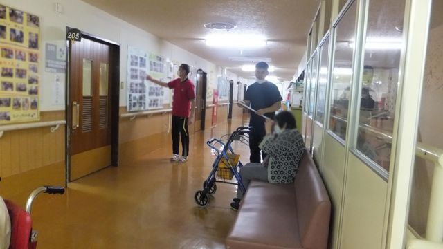 活動的な廊下 廊下 ゆったりとした廊下では、入居者の方が和やかに過ごせる様子が見受けられます。