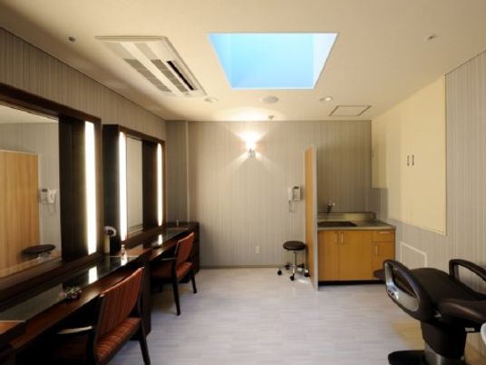 美容室内のスペースは広く、車椅子の移動が可能になっている。鏡、椅子、洗面台、洗髪設備が設置されている。