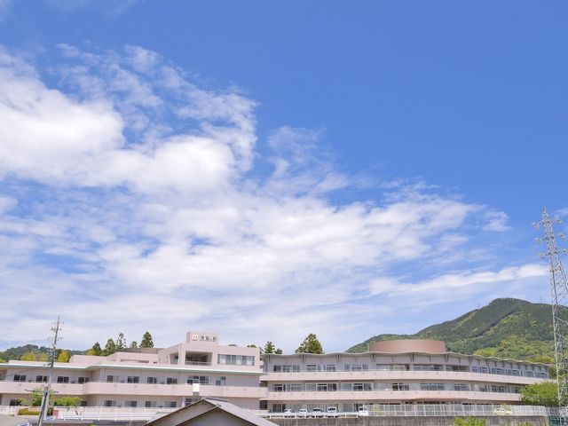 山に囲まれた建物外観 外観 自然に囲まれた立地で、穏やかな環境の中で勤務することができます。