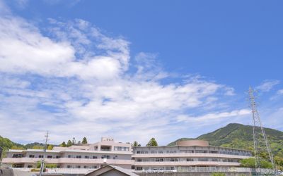 山に囲まれた建物外観