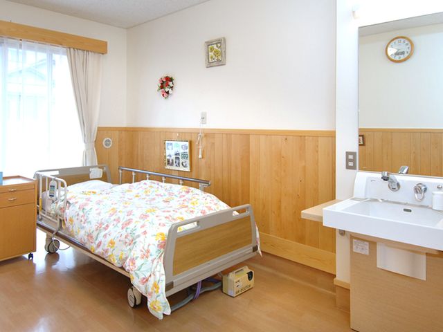 明るい居室 居室 自然光が入る明るい室内です。木目調の壁が温かみを与え、快適に過ごせます。