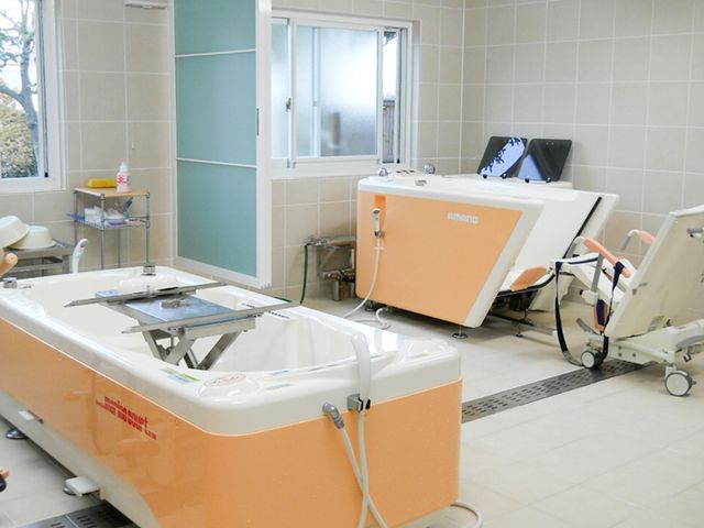 快適な浴室設備 浴室 自然光が入る明るい浴室で、ゆったりとした入浴支援が可能です。充実した設備が整っています。