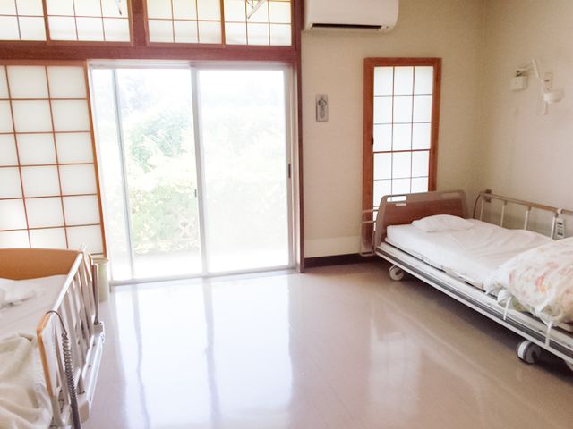自然光が入る居室 居室 窓から自然光が差し込み、明るく清潔感のある居室です。介護ベッドが設置され、快適な環境を提供します。