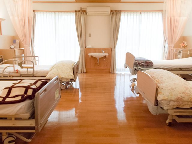 明るい広々とした居室 居室 自然光が差し込む明るい居室です。ベッド間のスペースにゆとりがあり、快適に過ごせます。