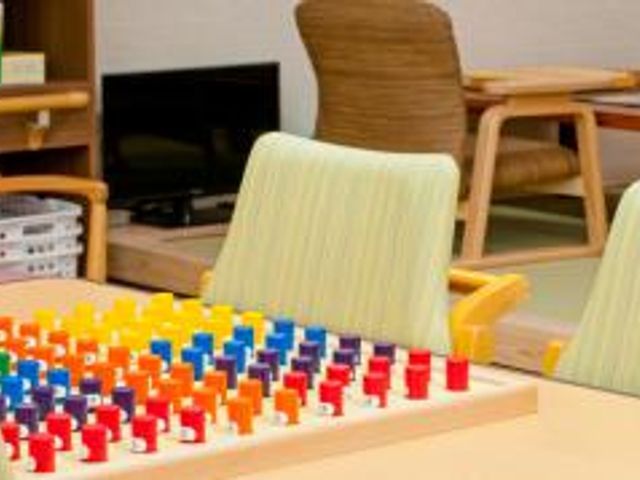 カラフルなゲームのある部屋 多目的室 カラフルなゲームが置かれた柔らかい雰囲気の部屋です。ゆったりとリラックスできる空間です。