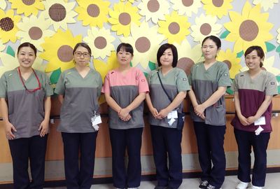 笑顔のスタッフ集合写真