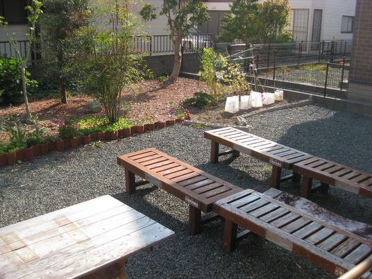 庭のベンチと植栽  