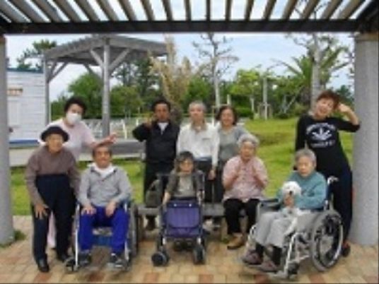 スタッフと利用者中庭