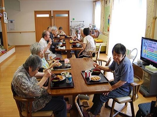 利用者と共に食事する様子