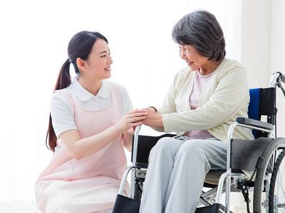 笑顔で手をつなぐスタッフ