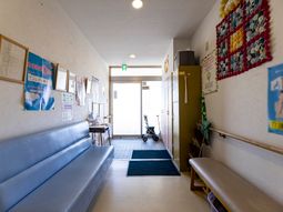 廊下のベンチと掲示物