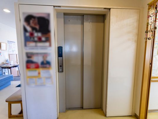 開閉式のエレベーター扉