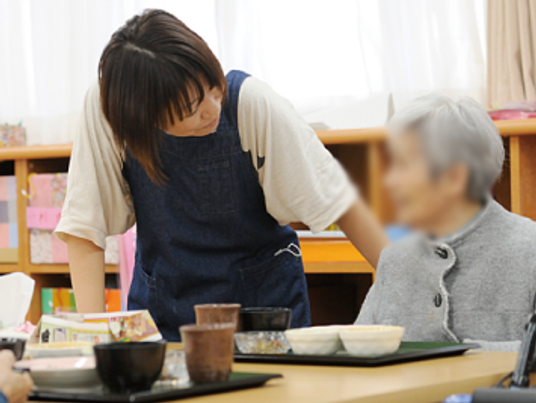 テーブルでの交流  