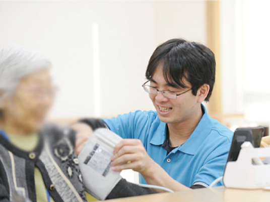 親切なスタッフと利用者の様子