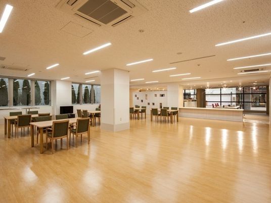 広々とした明るい食堂